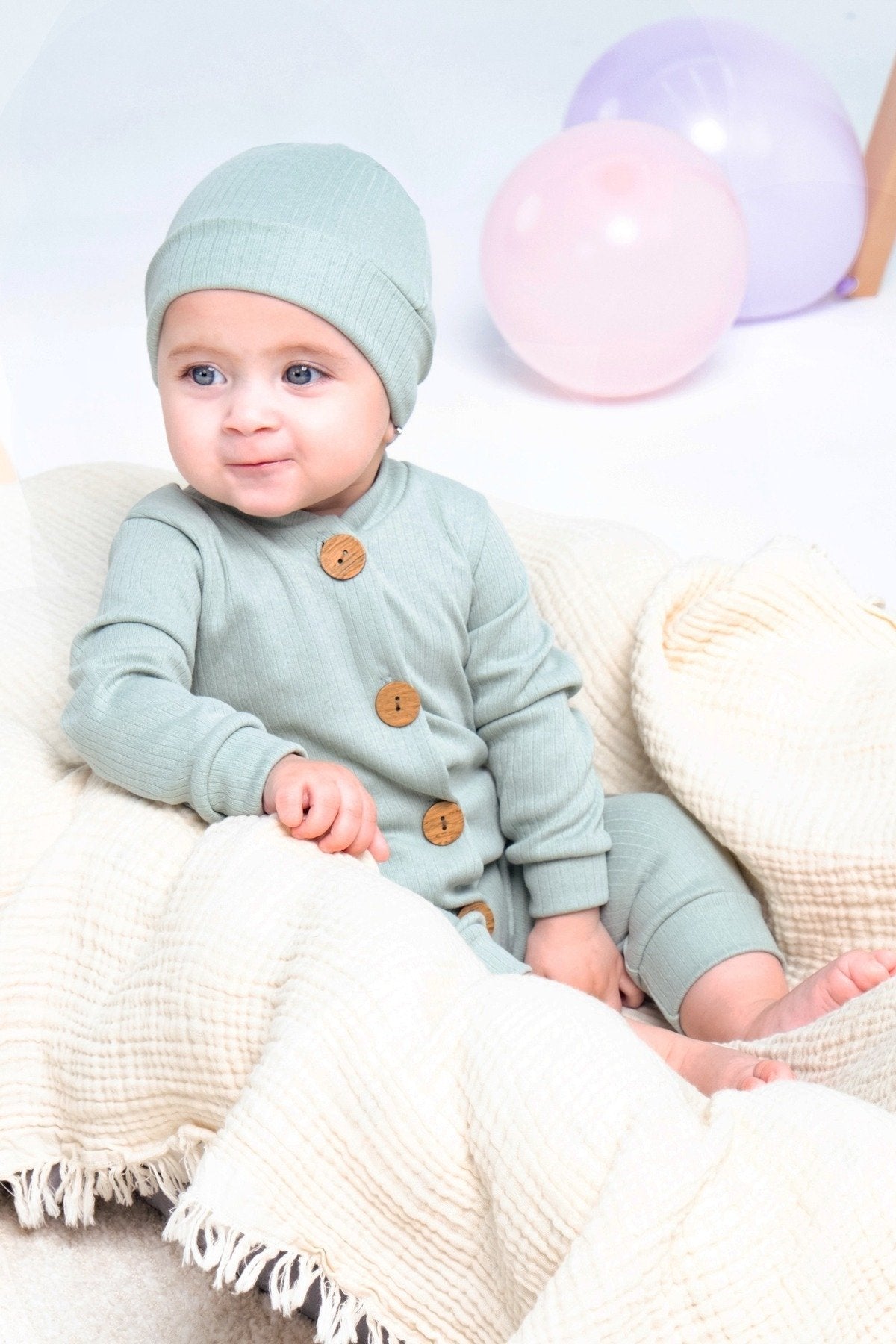 Tahta Düğmeli Bereli Tulum Bebek Takım
