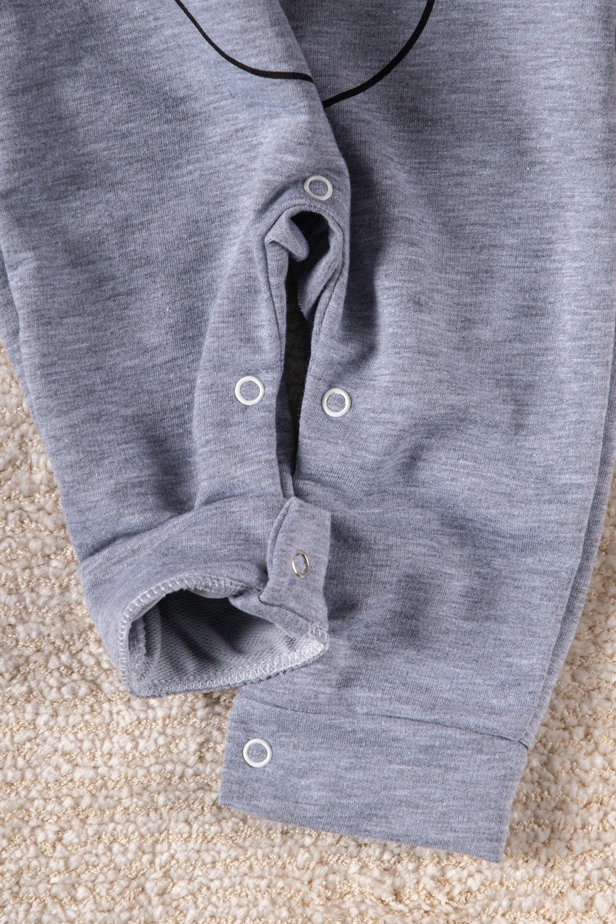 Gülen Yüz Desenli Şapkalı Bebek Tulum