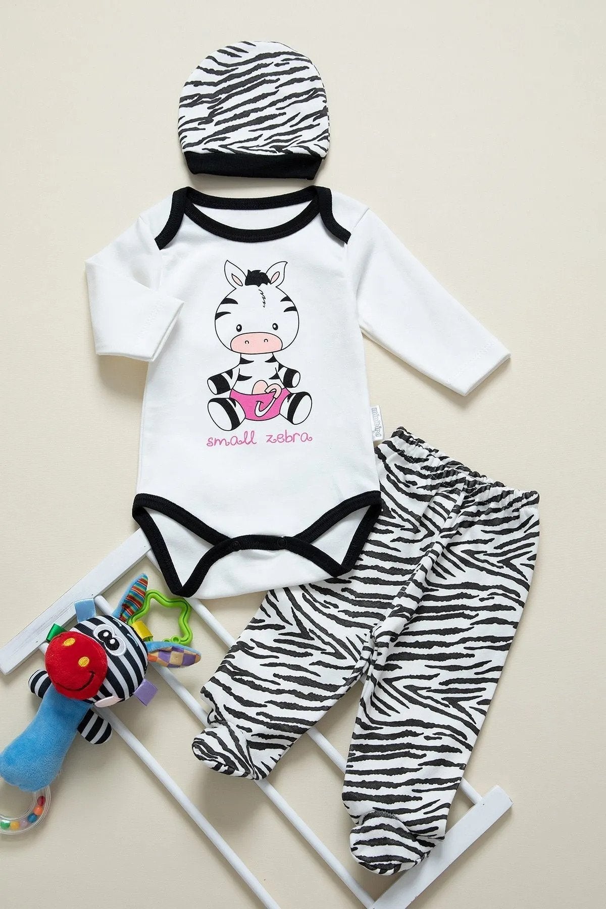 3 Parça Kalpli Fiyonklu Şapkalı Kız Bebek Zıbın Takımı 3'lü