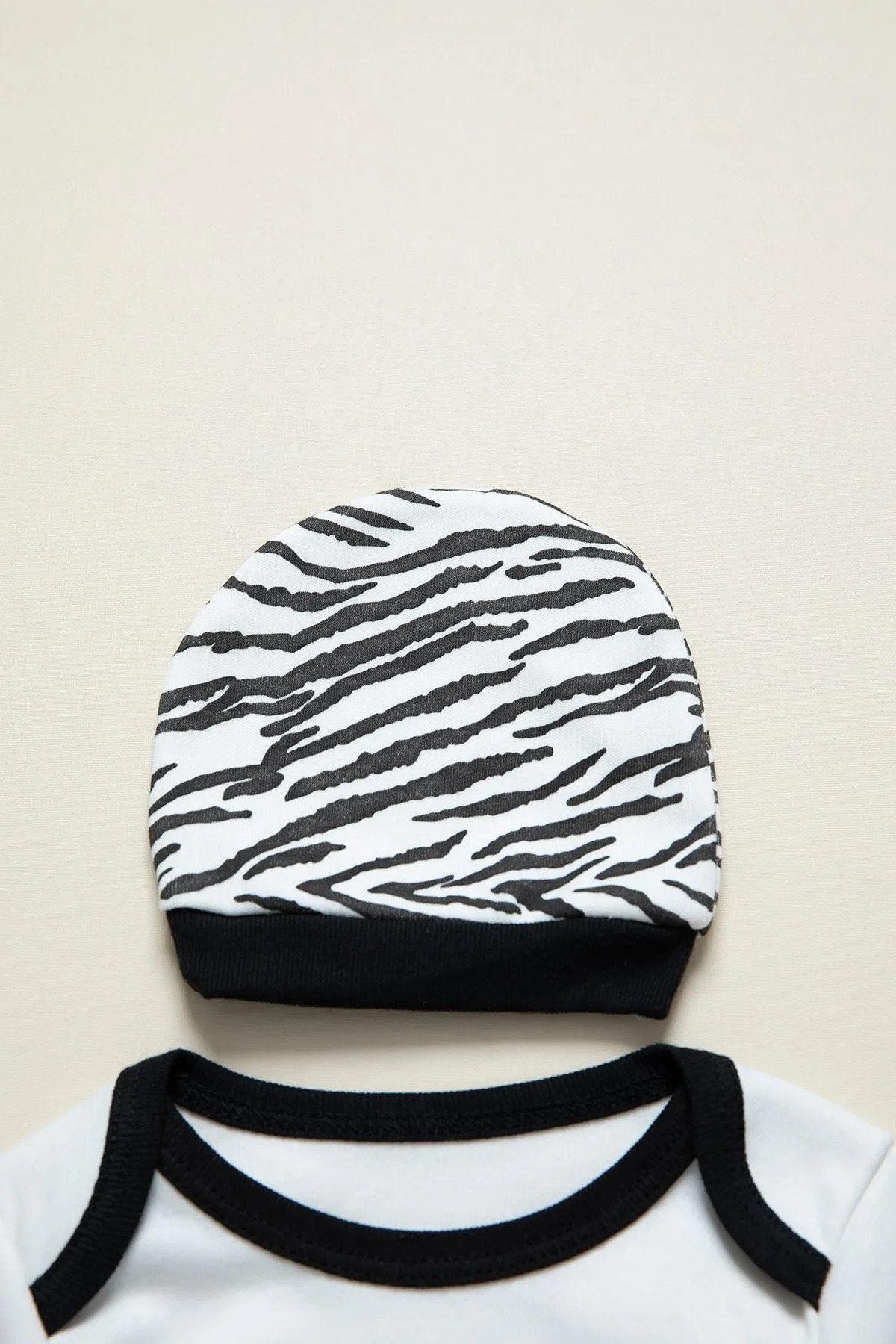 3 Parça Kalpli Fiyonklu Şapkalı Kız Bebek Zıbın Takımı 3'lü