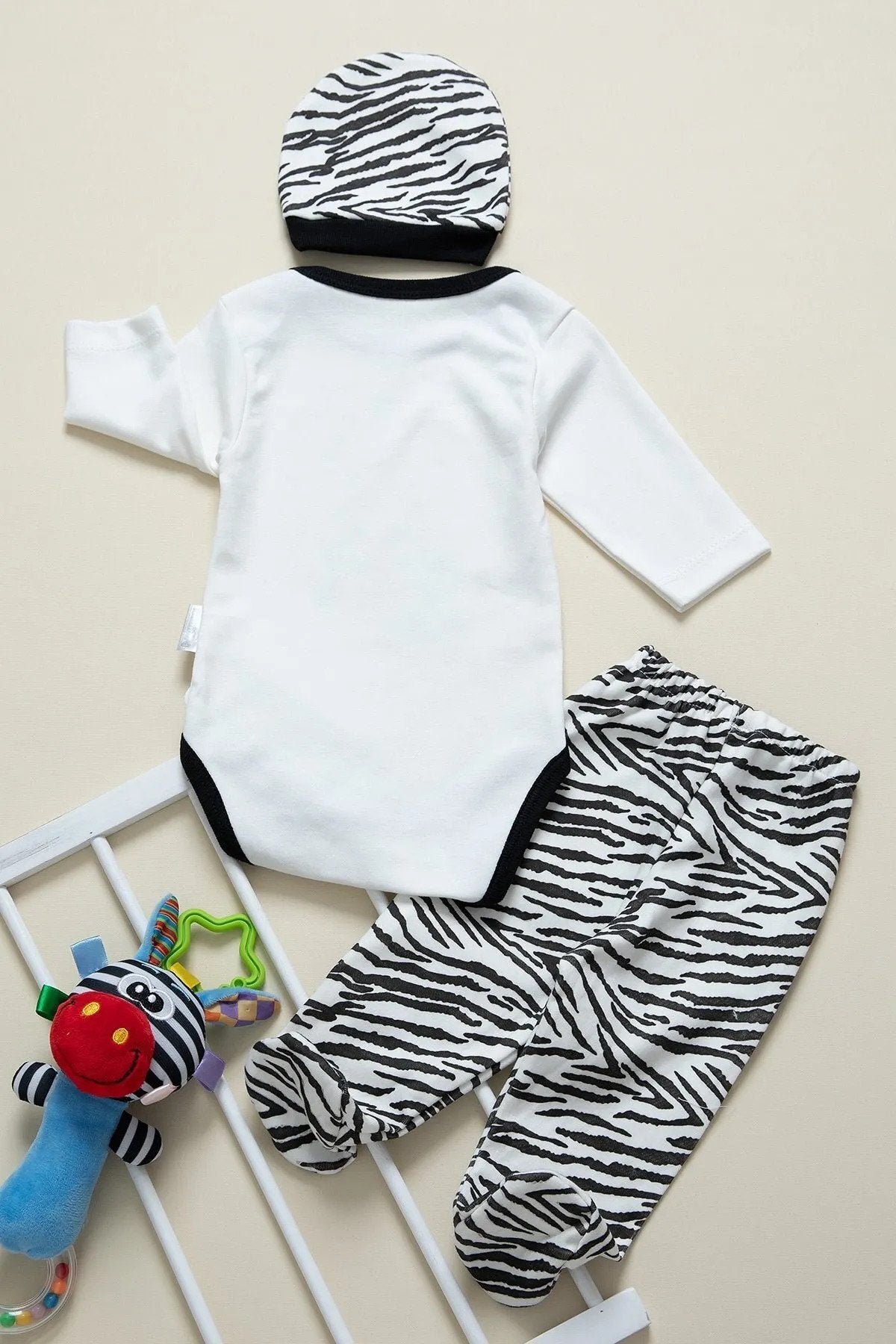 3 Parça Kalpli Fiyonklu Şapkalı Kız Bebek Zıbın Takımı 3'lü