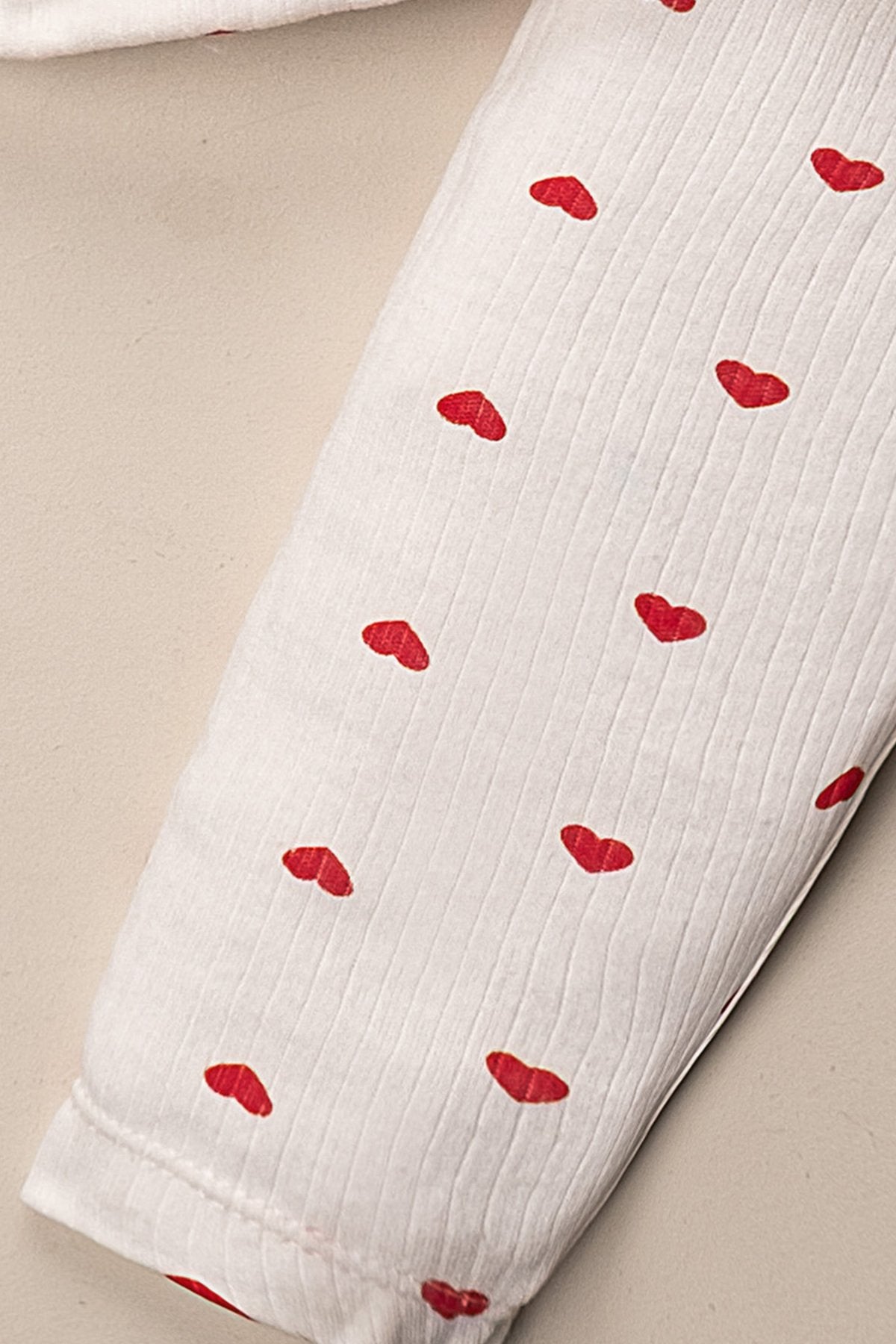 Küçük Kırmızı Kalp Desenli Organik Pamuk 2'li Alt Üst Kız Bebek Takımı