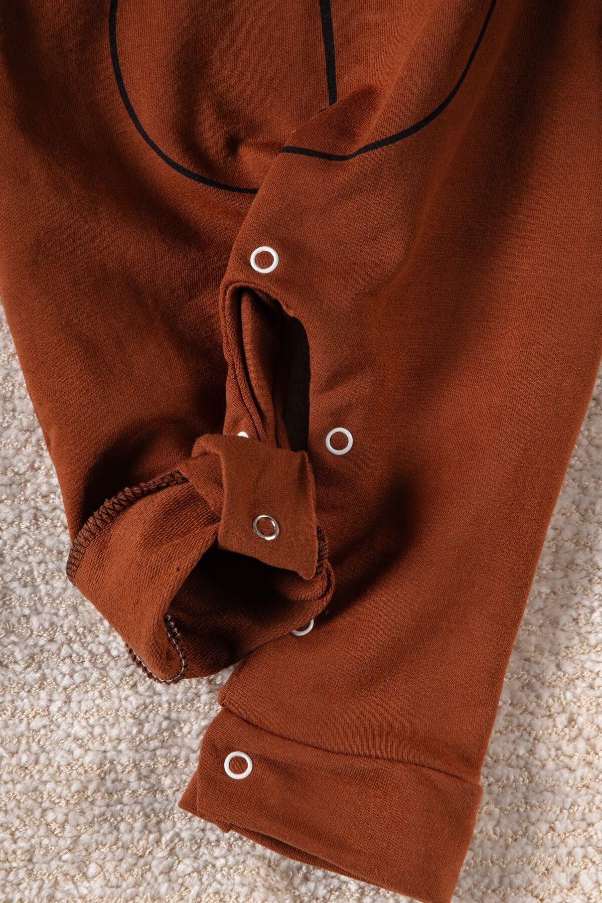 Gülen Yüz Desenli Şapkalı Bebek Tulum