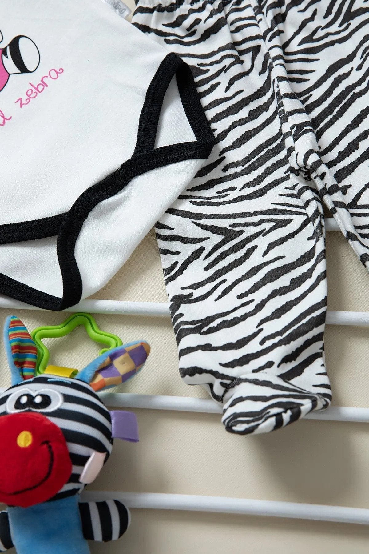 3 Parça Kalpli Fiyonklu Şapkalı Kız Bebek Zıbın Takımı 3'lü