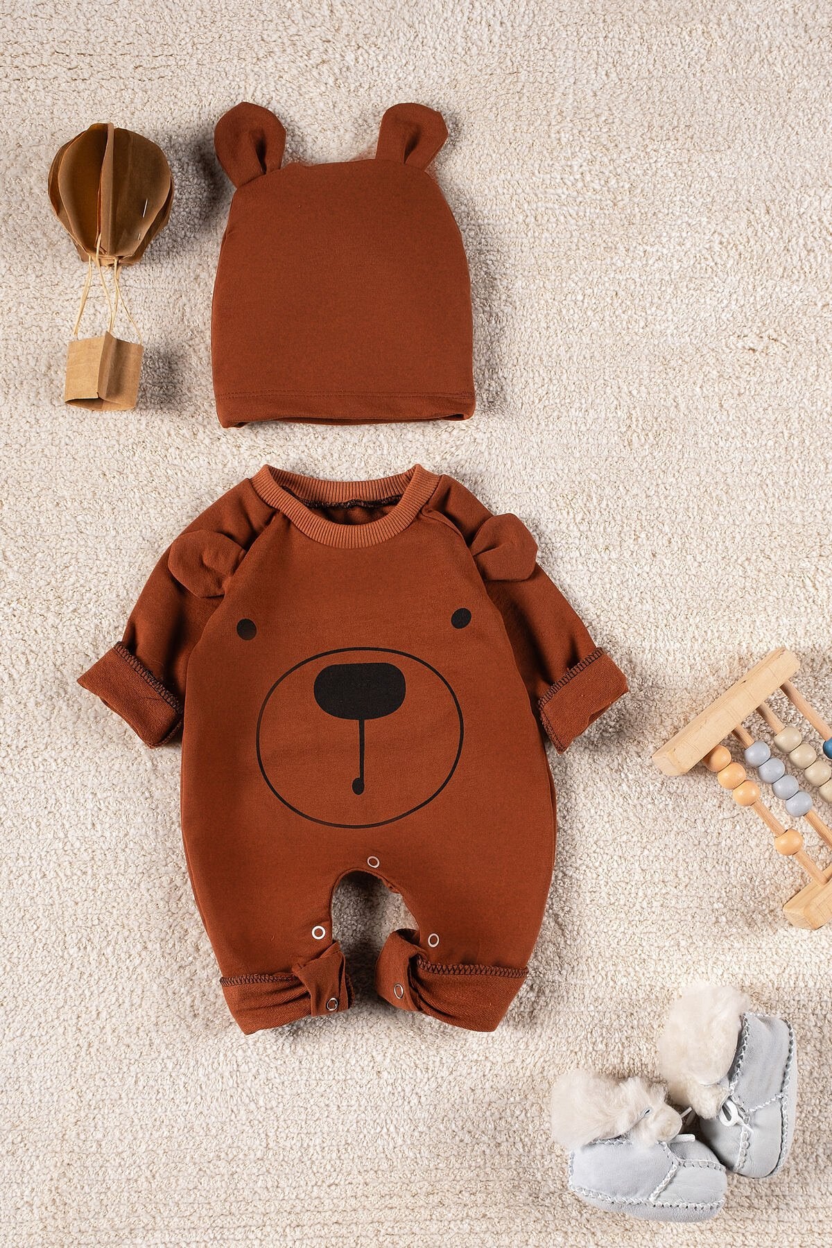 Gülen Yüz Desenli Şapkalı Bebek Tulum